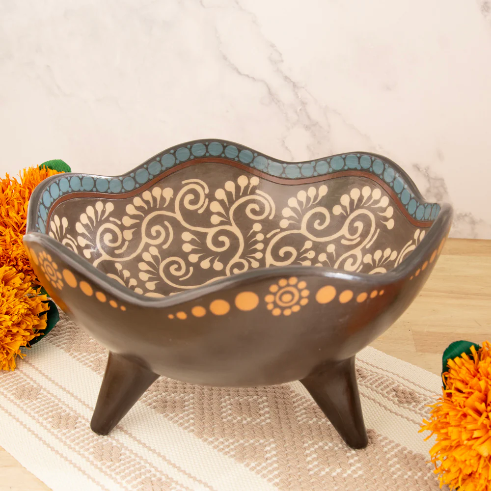 Zinapécuaro Mariposa Ceramic Bowl with Legs - Image 3