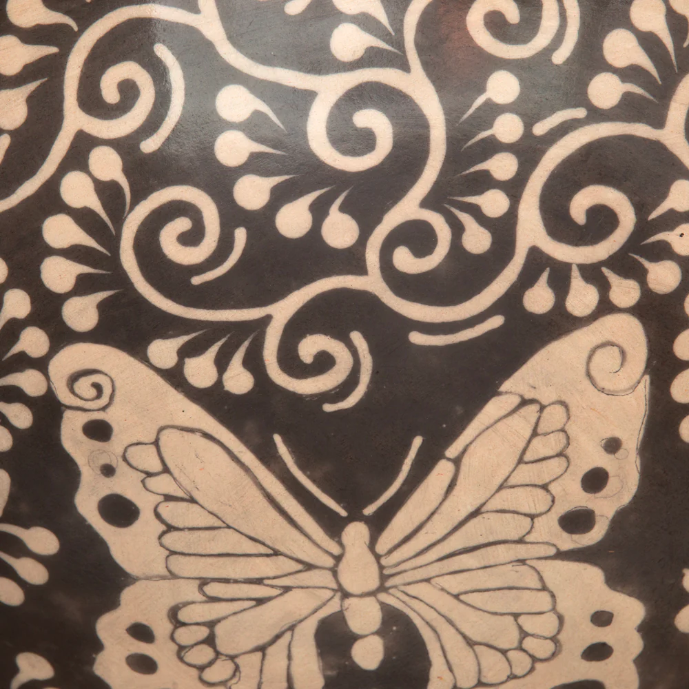 Zinapécuaro Mariposa Ceramic Bowl with Legs - Image 6